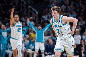 黄蜂以20+分差击败近三年卫冕冠军 NBA历史第四队&近60年来首队 配图