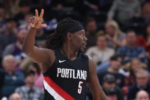 就你靠谱!霍勒迪半场7中5&4记三分拿下14分2板5助 配图