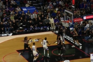 无处不在！博纳奋力追防 腾空暴起送科利尔遮天大帽 配图