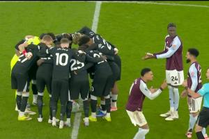 心理战！切尔西球员开球前围在中圈引维拉不满，奥纳纳贡献表情包 配图