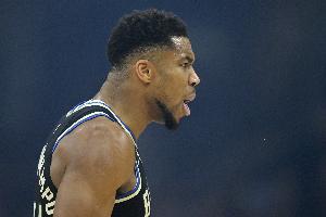 仍然是怪兽！字母哥持球推进直接杀篮下 隔着两人完成炸扣 配图