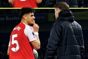 阿森纳边线球，赫尔泽勒爆粗催促快发，因卡皮耶示意其闭嘴 配图