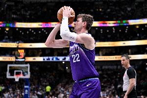 很果断！爵士落后不叫暂停 菲利波夫斯基追身三分稳稳不中 配图