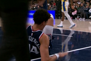 不要啊！尼德豪泽盖帽落地时崴脚受伤 十分痛苦被搀扶离场 配图