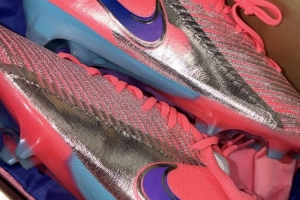 了却一桩心愿！索博斯洛伊晒维尼修斯送给自己的专属战靴 配图