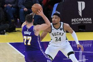 美记：字母更喜欢在东海岸打球且他不想与持球过多的控卫一起打球 配图