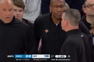 再吹就仨了！布伦森造亚历山大进攻犯规未果 布朗不满吃T 配图