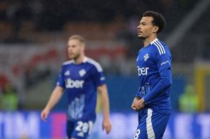 TA：自由球员阿里在热刺的训练基地进行个人训练，保持状态 配图