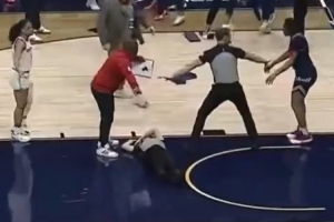 NCAA女篮赛场爆发大规模冲突：女裁判被一拳KO倒地 最终8人被驱逐 配图