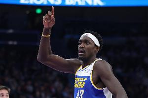 对飚冠军队友小卡！西亚卡姆半场11中7砍下21分4板 次节独得12分 配图