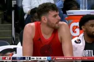 直接二级被驱逐！克林根弧顶护球挥肘顶翻普罗斯珀 配图