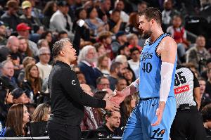 泰伦·卢：祖巴茨每年都在进步 从末节无法登场到能够打终结阵容 配图