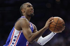 正负值+11最高！马克西半场9中4拿到14分3助 三分6中2 配图