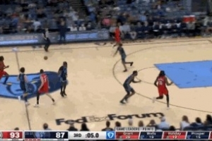 搞笑担当！克雷伊奇最后一攻推进直接跳起传球裁判出界 配图