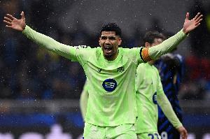 世体:弗里克安排让阿劳霍客串踢中锋,一度令马竞有些手足无措 配图