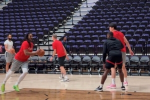 队记：混音队训练中为杨瀚森设计低位传切配合的战术 配图