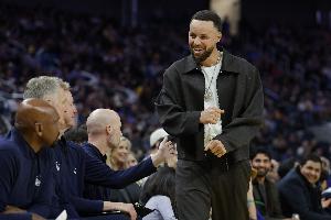 库里可能赛季报销？邓利维：存在这种可能性 但我们预计不会这样 配图