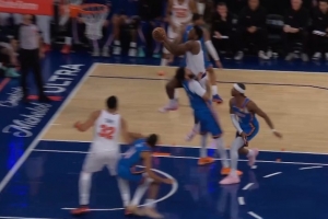 关键判罚！阿努诺比撞倒肯威上篮2+1 雷霆挑战成功改进攻犯规 配图