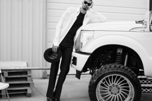 文班最遗憾的是无法驾驶普通大小的汽车 所有衣物几乎需量身定制 配图