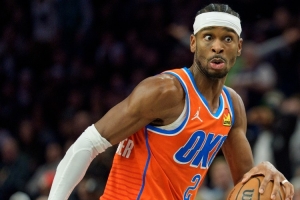 迈克·布朗:亚历山大很难防 他非常擅长让裁判相信他被打到了 配图