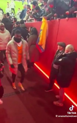 卡努发文批评枪手众将，无视名宿永贝里、佩蒂特径直返回更衣室 配图