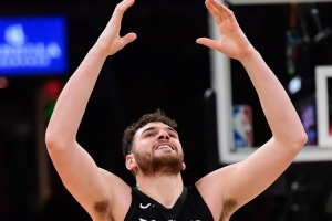 人生第一次！克林根肘击被吹二级恶意犯规 生涯首次被驱逐 配图