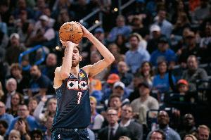 切特甩进6记三分！戴格诺特：他投篮准备很充分 战术运转流畅 配图