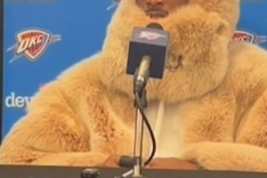 纽约这么冷？！亚历山大赛后穿着毛茸茸的衣服 双手交叉塞进衣袖 配图