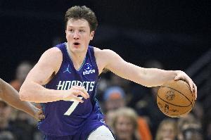 克神太稳了吧！4号秀克尼佩尔半场5中4&三分3中2拿到12分3板 配图