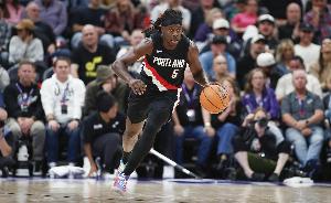 定海神针!霍勒迪8记三分砍下35分5板11助 末节独得16分 配图