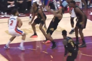 NBA官方：骑士球员泰森在对阵活塞比赛中假摔 罚款2000美刀 配图