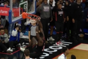 神兵天降！马克西三分不中 博纳一飞冲天双手暴力补扣 配图