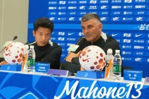 约翰·阿洛伊西：球员很兴奋迎接首场联赛，热身赛每场都有进步 配图