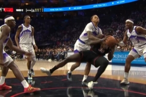 没升级！乔治抱摔动作放倒博纳 裁判回看后仍吹普通犯规 配图