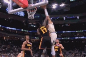 被欺负惨了！奥孔武篮下再被字母哥直接暴起砸扣 配图