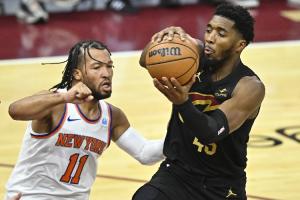 越发激烈~东部第3尼克斯输给雷霆 没比赛的骑士将胜场差缩小到1个 配图