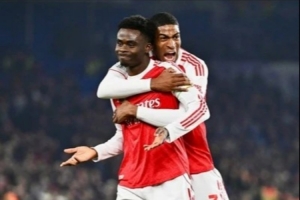 300次出场里程碑打进制胜球，萨卡社媒晒出庆祝照纪念 配图