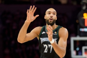 皮尔斯:戈贝尔不能一直被奥尼尔霸凌却不还手 必须想办法反抗 配图