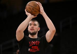 兢兢业业！快船主场致敬祖巴茨 后者从18-19赛季效力至25-26赛季 配图