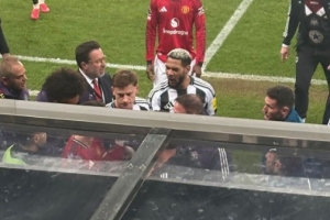 曼晚:曼联和纽卡在球员通道大吵,B费、乔林顿互相指责 配图