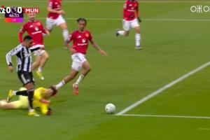 曼联多打一人！拉姆塞禁区内倒地被吹假摔，吃到第二黄被罚下 配图