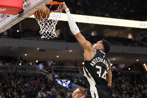 根本扛不住！字母哥背打奥孔武反身爆扣&冲击后者再打2+0 配图