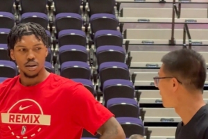 杨瀚森休战我没闲着！翻译刘禹铖赛前指导乐福 后者频频点头 配图