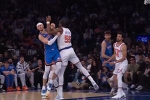 看着都疼！卡鲁索拼抢中被胡克波尔蒂撞翻痛苦倒地 随后被换下 配图