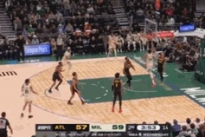 根本拦不住！字母哥突破举火烧天单臂劈扣继续得分 配图