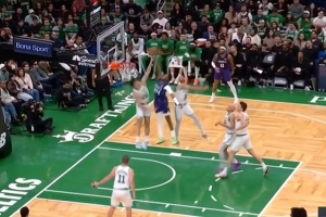 太舒展了！米勒箭步突破直接起飞 单臂滑翔战斧隔扣冈萨雷斯！ 配图