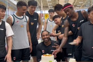 广东队全队为萨林杰庆生！这次没有标配的摁头吃蛋糕了！ 配图