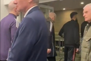 被马拉西亚替补换下！马兹拉维在赛后一瘸一拐离开球场，疑似受伤 配图