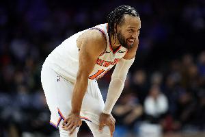 手感冰凉！布伦森半场8中1仅拿2分2篮板7助攻1抢断 配图