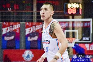 差劲！陶汉林9投仅2中拿到4分8板 正负值-16最低 配图